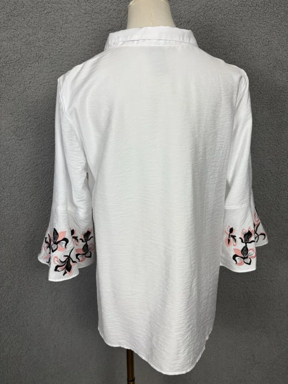 Multiples White Button-Up Blouse W/ Embroidered Floral Sleeves Size PM NWT's - Picture 5 of 8
